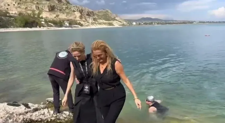 Oyuncu Wilma Elles ve Tuğba Özay Van Gölü’ne girdi