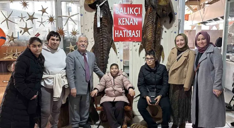 Dünya Engelliler Günü'nde özel gereksinimli bireyler Deniz Canlıları Müzesi’ni ziyaret etti