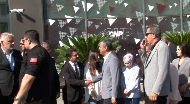 Özgür Özel CHP’nin Sarıyer’deki parti binasına geldi