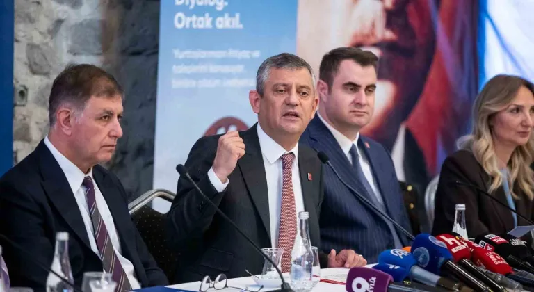 Özgür Özel’den Romanlara mecliste temsil ve bütçe sözü