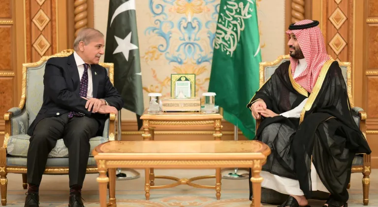 Pakistan Başbakanı Şerif, Suudi Arabistan Veliaht Prensi Selman ile görüştü