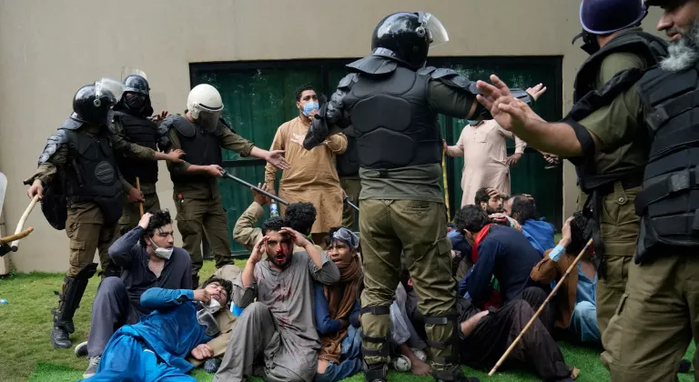 Pakistan’da polis eski Başbakan Khan'ın destekçilerine müdahalede bulundu: 300 gözaltı