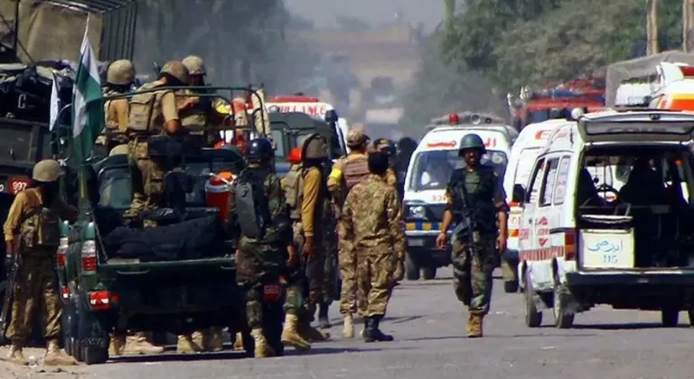 Pakistan’da güvenlik güçlerine yönelik silahlı ve bombalı saldırı: 5 ölü