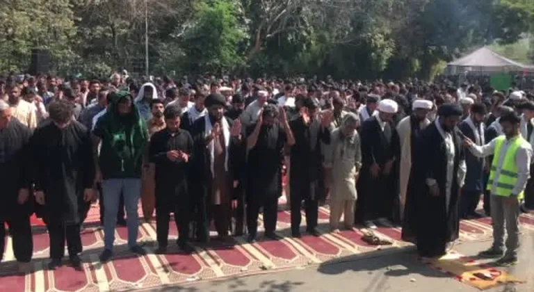 Pakistan’da Hamaney için gıyabi cenaze namazı kılındı