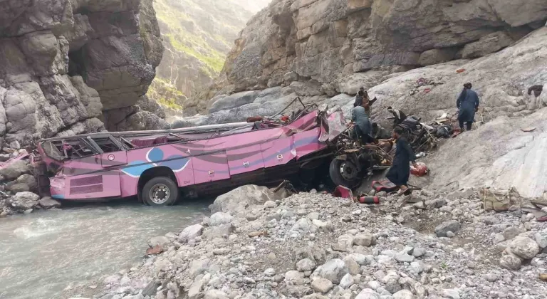 Pakistan’da yolcu otobüsü uçuruma düştü: 40 ölü