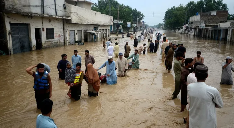 Pakistan’da meydana gelen sellerde son 48 saatte 351 kişi hayatını kaybetti