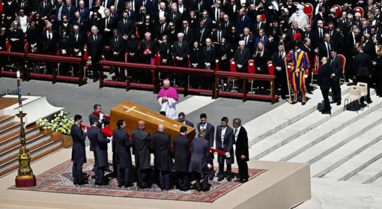 Papa Franciscus son yolculuğuna uğurlandı