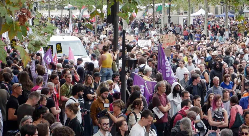 Paris’te binlerce kişi, polis ve jandarmanın silah kullanımına ilişkin yasaya karşı sokaklara döküldü