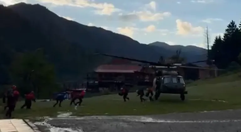 Rize’de Ayder Yaylası’ndaki yerli ve yabancı turistler helikopterlerle tahliye ediliyor