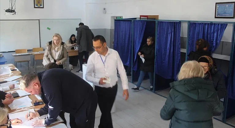 Romanya’da cumhurbaşkanlığı seçimi ikinci tur oylaması yapılıyor