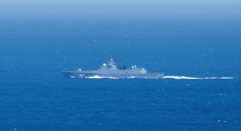 Rusya, ABD takibindeki petrol tankerini korumak için Atlantik Okyanusu’na gemilerini gönderdi