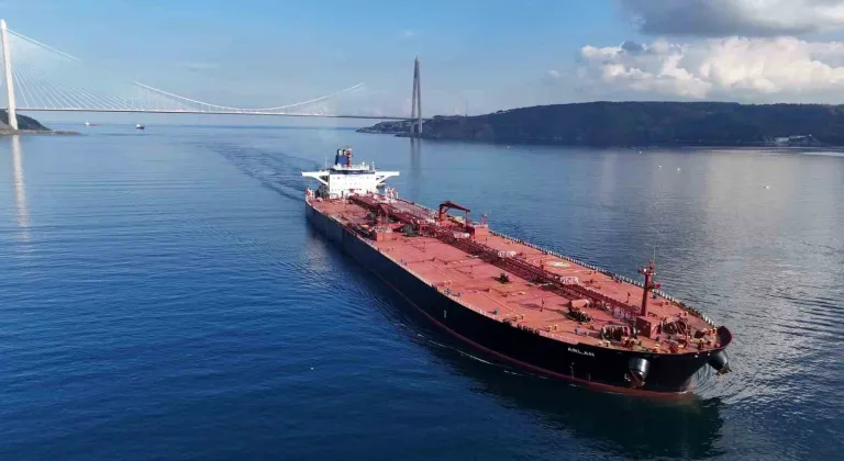 Ukrayna’nın füze ve İHA’larla vurduğu gemi İstanbul Boğazı’ndan geçti