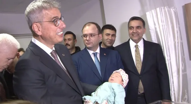 Sağlık Bakanı Memişoğlu, İstanbul’da yeni yılın ilk bebeklerini ziyaret etti