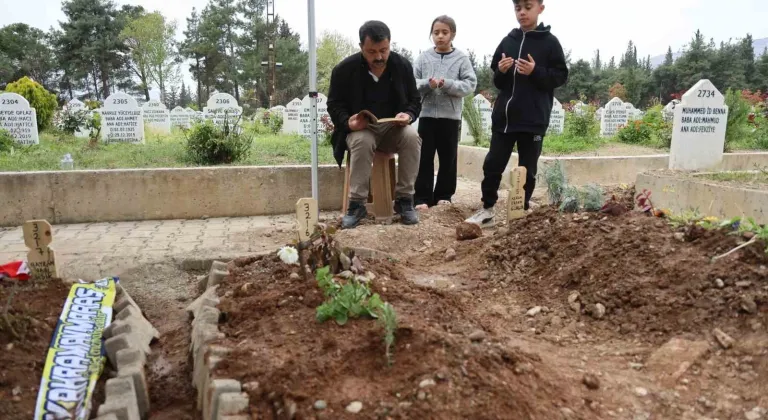 Saldırıda ölen 4 öğrencinin mezarında hüzün ve gözyaşı hakim