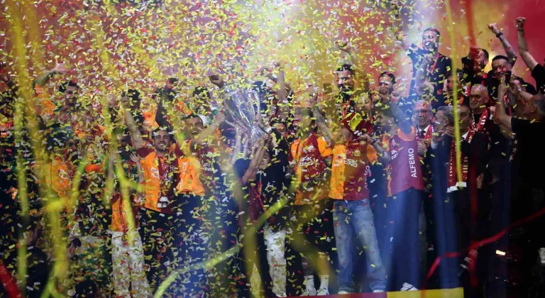 Şampiyon Galatasaray kupasını aldı