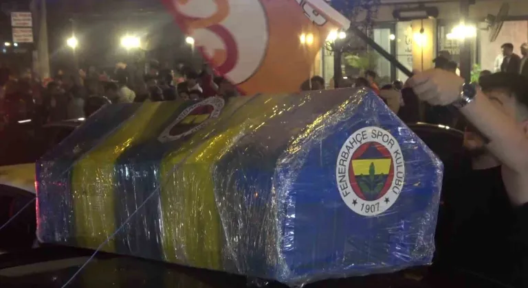 Şampiyonluk kutlamalarında Fenerbahçe tabutu taşındı