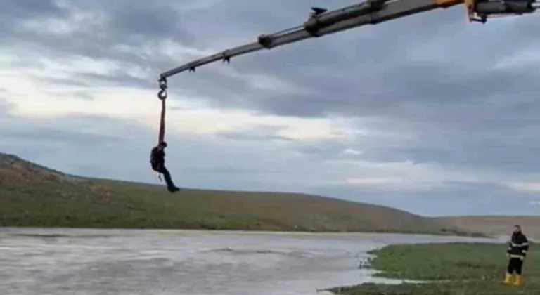 Şanlıurfa’da dere sularına kapılan traktör sürücüsü vinçle kurtarıldı