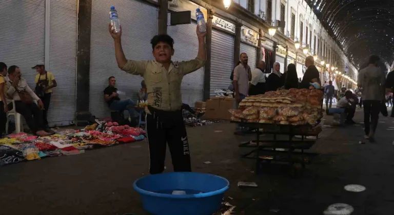 Suriyeli çocuklar Şam'da soğuk meşrubat satarak ailelerine destek oluyor