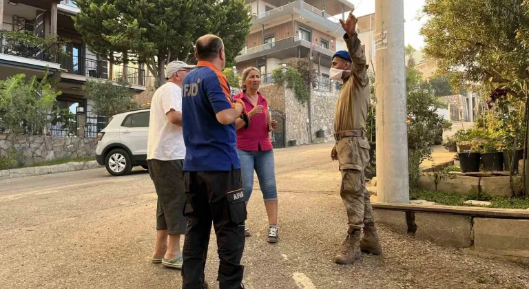 Seferihisar’da alevlerin yaklaştığı mahalle tahliye ediliyor