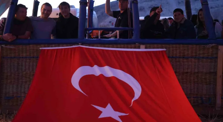 Nevşehir'de sıcak hava balonları 15 Temmuz’da Türk bayrağı ile havalandı
