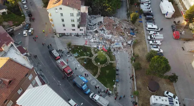 Sındırgı depreminde çöken bina sabahın ilk ışıkları ile havadan görüntülendi