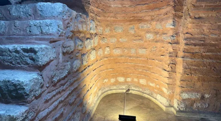 Sirkeci’de bir iş hanının altındaki 900 yıllık Roma Kilisesi kalıntısı sergileniyor