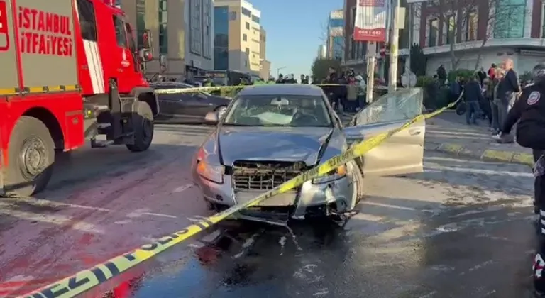 Şişli’de bir araç, kaldırımda yürüyen vatandaşların arasına daldı