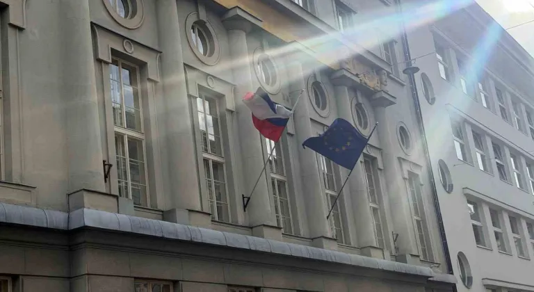Slovenya’da İsrail yanlısı yeni hükümet, göreve gelir gelmez Filistin bayrağını indirdi
