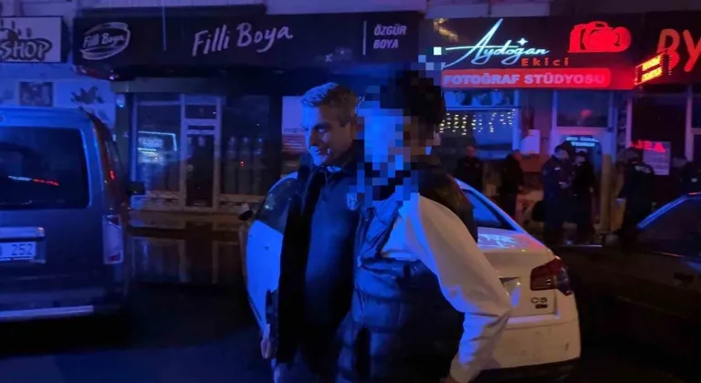 Sokak ortasında tüfekle dolaşan çocuk, kovalamaca sonucu yakalandı