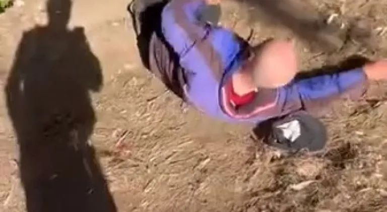 Sokakta uyuyan yaşlı adamın yüzüne tekme atıp paylaşan 2 şüpheli gözaltında