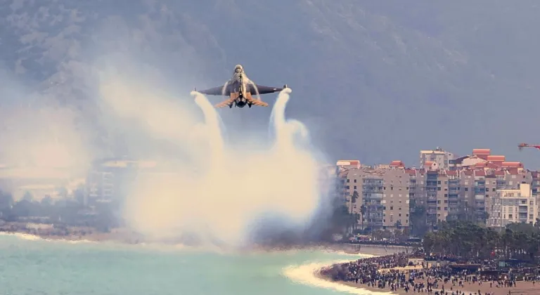 SOLOTÜRK Antalya’daki 23 Nisan kutlamalarında gösteri gerçekleştirdi