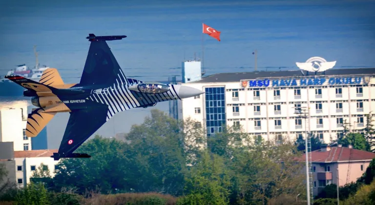 Solotürk’ün TEKNOFEST’te gerçekleştirdiği gösteri uçuşu nefesleri kesti