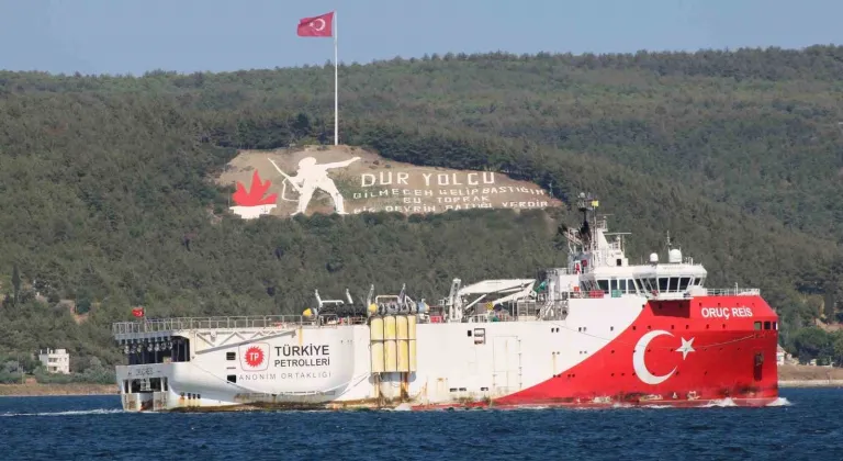 Somali’deki görevini tamamlayan Oruç Reis Çanakkale Boğazı’ndan geçti