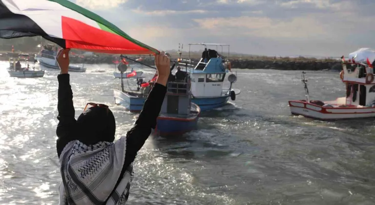 Karasu'da Sumud Filosu’na destek için teknelerle denize açıldılar