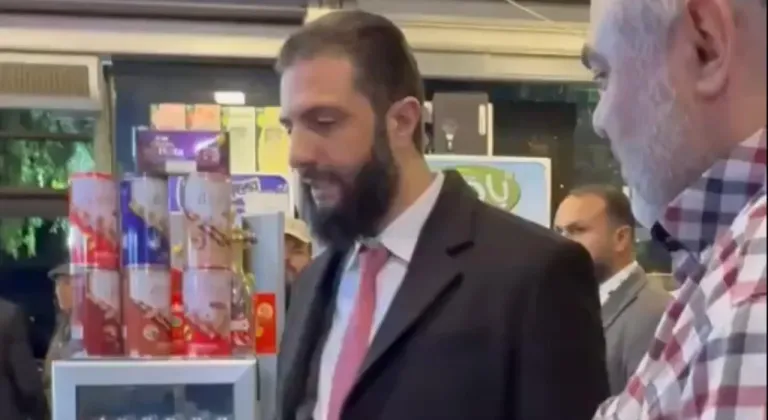 Suriye Devlet Başkanı Şara, Şam sokaklarında halkla buluştu