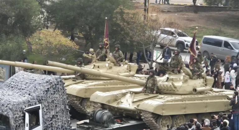 Esed'in devrilmesinin yıl dönümünde yeni ordudan askeri geçit töreni