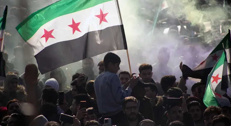 Suriye’de halk, ulusal birlik kutlamaları için meydanları doldurdu