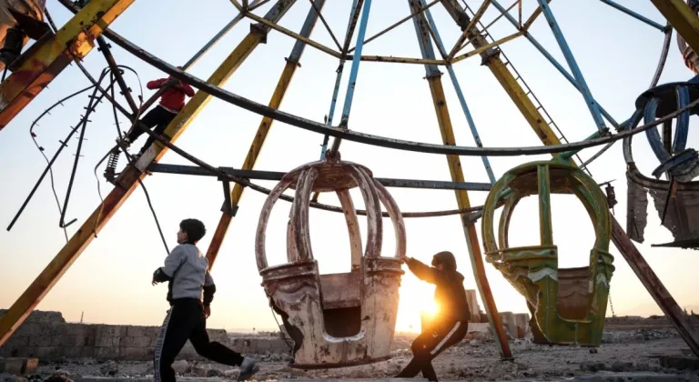 Suriye'nin Yermuk Kampı'nda Çocuklar, Harabe Lunaparkta Dönme Dolaba Biniyor