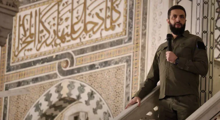 Şara devrimin yıl dönümünde Emevi Camii’nde askeri kıyafetleriyle namaz kıldı