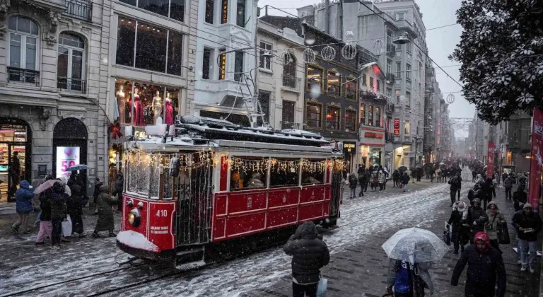 İstanbul beyaza büründü! Taksim ve İstiklal Caddesi’nde kar manzaraları