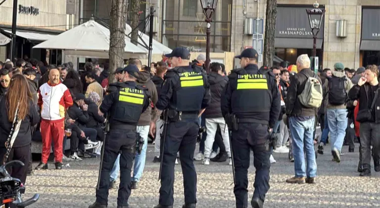 Galatasaraylı taraftarlardan Dam Meydanı’nda coşkulu destek