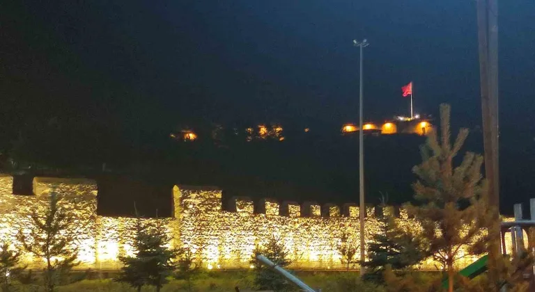 Tarihi Ardahan Kalesi ışıklandırıldı