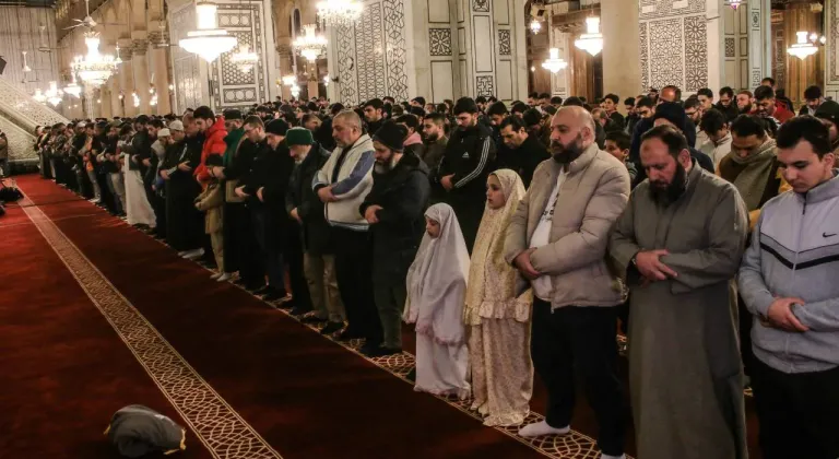 Şam'daki tarihi Emevi Camii’nde 50 yıl sonra ilk kez Esed'e dua edilmeden teravih namazı kılındı