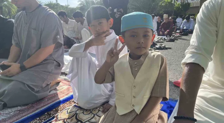 Tayland’da Müslümanlar bayram namazında saf tuttu