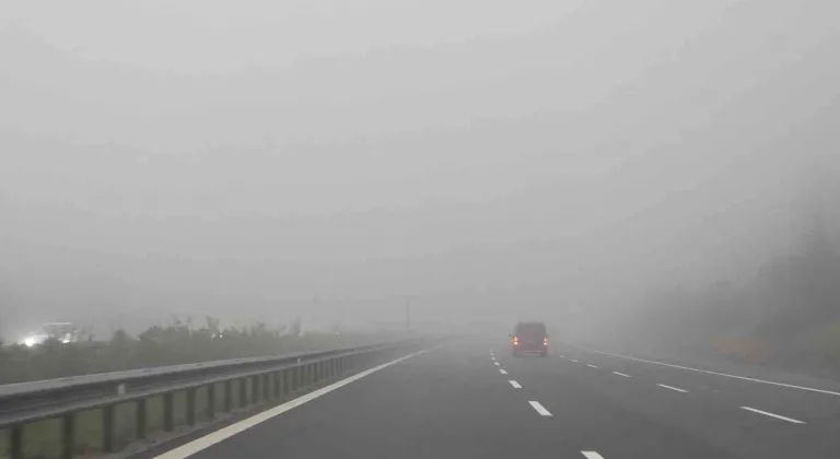 TEM Otoyolu Düzce geçişinde yoğun sis etkili oluyor