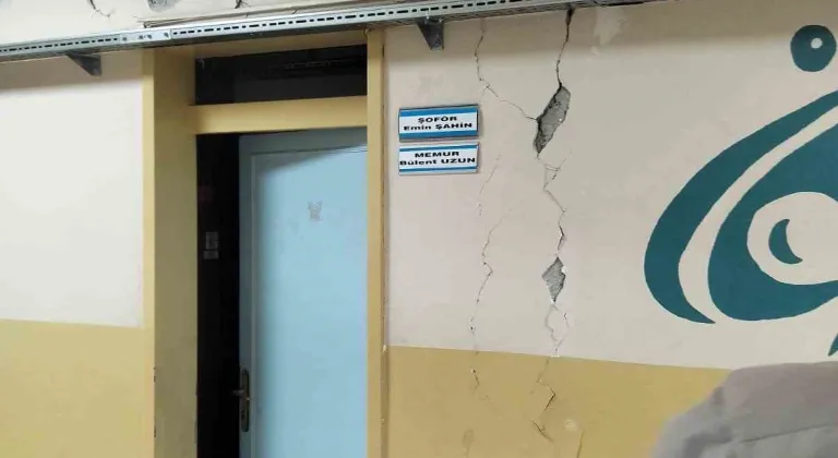 Tokat’ta 5,5 büyüklüğündeki deprem okul duvarlarını çatlattı