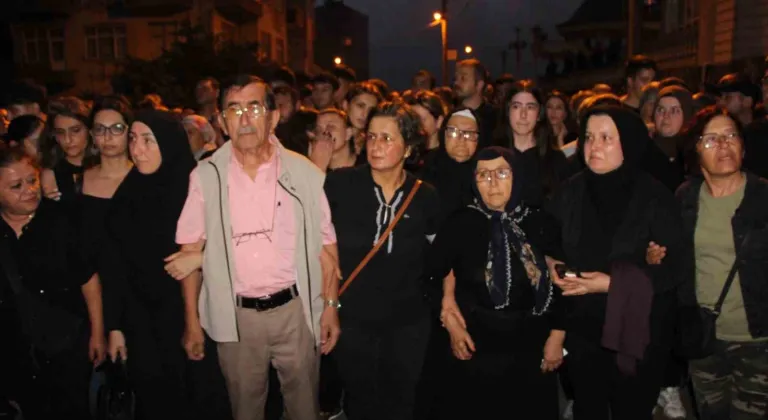 Trabzonlular eşi tarafından öldürülen Sinem Topaloğlu için sessiz yürüyüş düzenledi