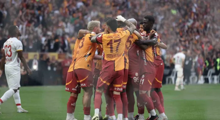 Galatasaraylı futbolculardan şampiyonluk sevinci