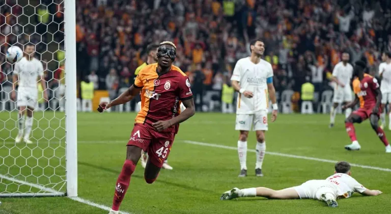 Osimhen fırtınası! Galatasaray’ın yıldızı hat-trick yaptı, gol krallığında zirveye çıktı