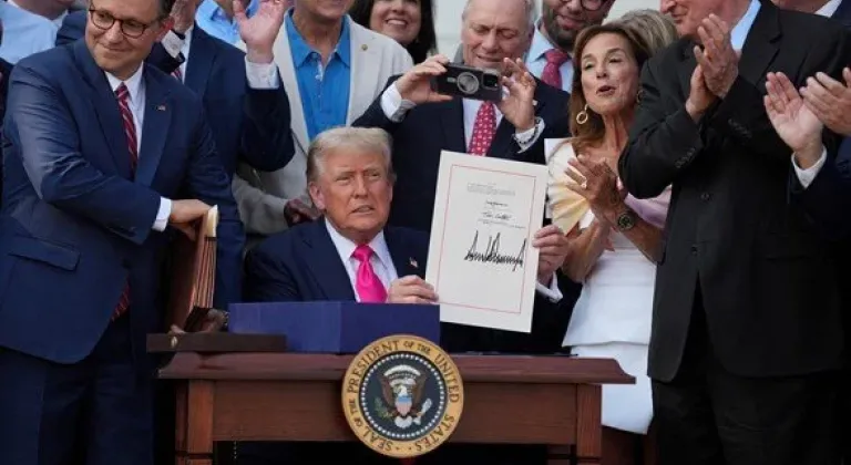 Trump, "Büyük, Güzel Yasa Tasarısı" olarak adlandırdığı yasayı imzaladı